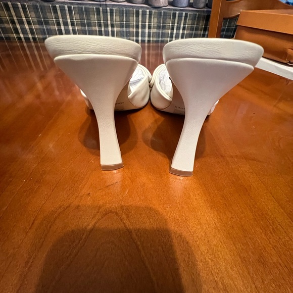 Women’s size 8M Marc Fisher Demar ivory  box is damaged will ship in generic box - Picture 3 of 4